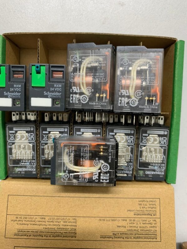 Ro-le-kieng-RXM4AB2BD-Schneider-24VDC-6A-14-chan.jpg
